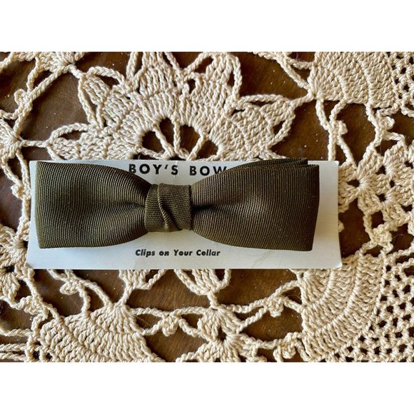 Vintage BOYS BOW TIE - Clip On - Olive Green  - Original Red Plastic Case - Picture 3 of 7